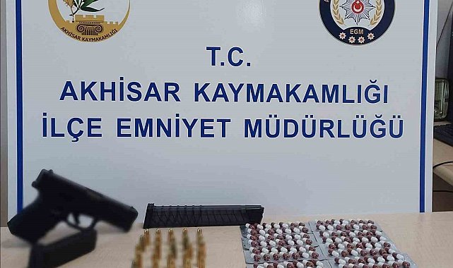Şüphe üzerine durduruldu silah ve uyuşturucuyla yakalandı