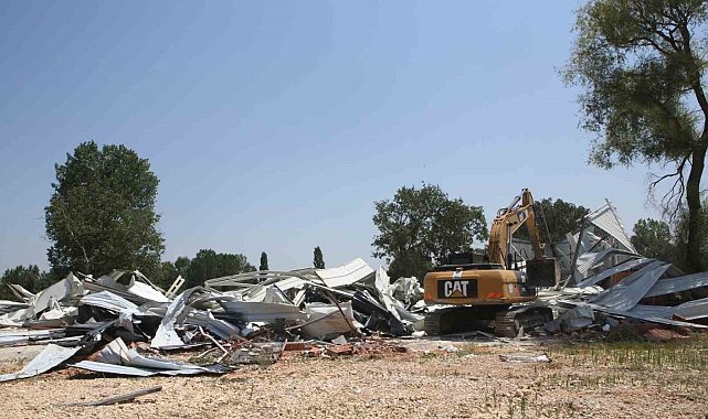 Tahtalı'da 2 kaçak yapı daha yıkıldı