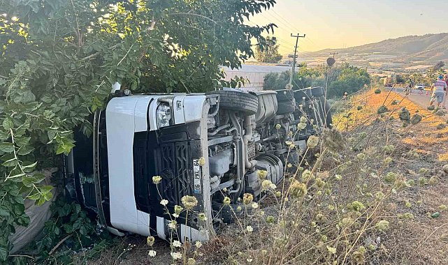 Talaş yüklü tır şarampole devrildi: 2 yaralı