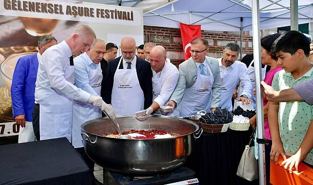 Tarihi Mısır Çarşısı'nda 20 bin kişilik aşure dağıtıldı