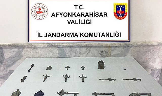 Taş toplarken bulduğu tarihi eserleri jandarmaya teslim etti