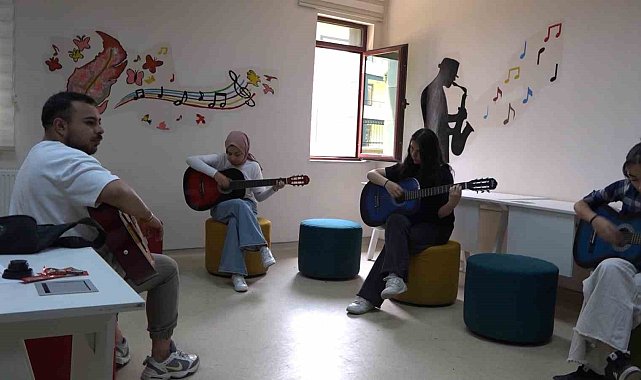 Tatvan Gençlik Merkezi&#039;ndeki gitar kursu yoğun ilgi görüyor