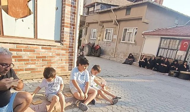 Tavşanlı Tepecik beldesinde aşure ikramı