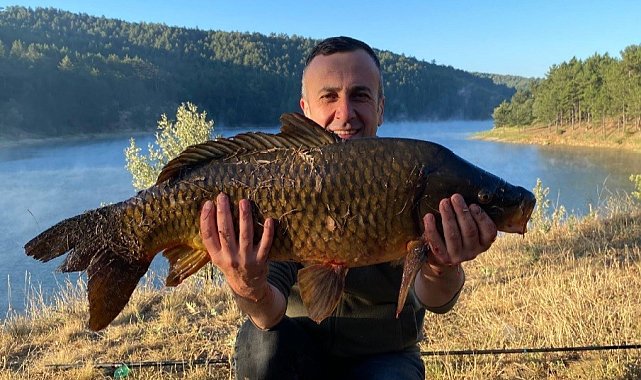 Tavşanlı'da olta ile rekor büyüklükte balık yakalandı