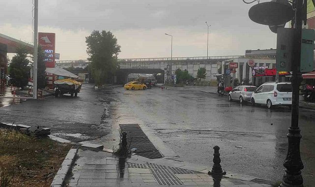 Tekirdağ'da rögar taştı, cadde sular altında kaldı