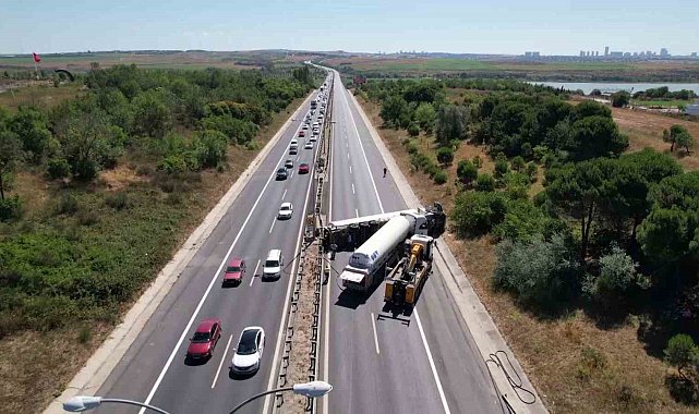 TEM Otoyolu'nda tanker devrildi, İstanbul istikametinde trafik tamamen durdu
