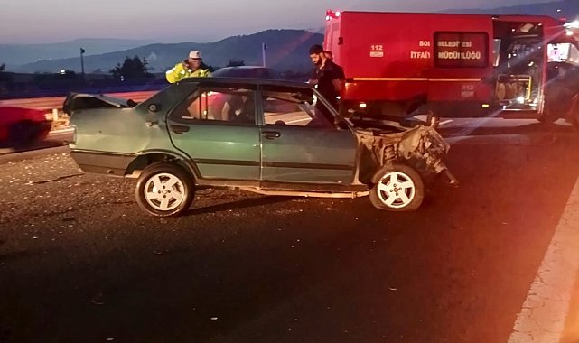 TEM'de bariyerlere çarpan otomobil hurdaya döndü: 1 yaralı