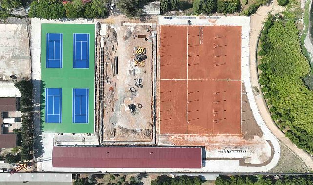 Tenis Merkezi'nde balon kortlar boyandı