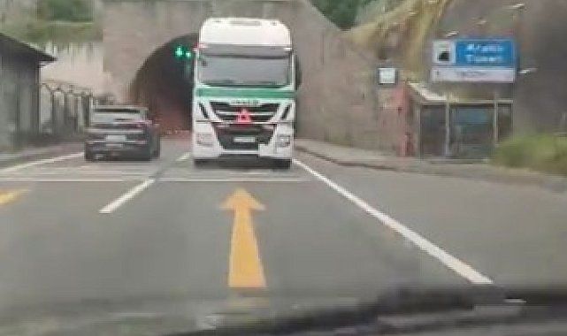 Tır Karadeniz Sahil Yolu'nda geri geri gitti, sürücüler o anları kayda aldı