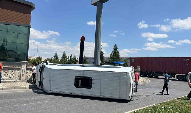 Tırla çarpışan minibüs devrildi