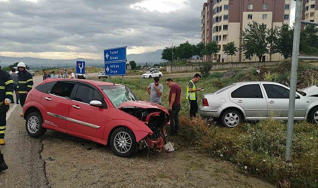 Tokat'ta otomobiller çarpıştı: 3 yaralı