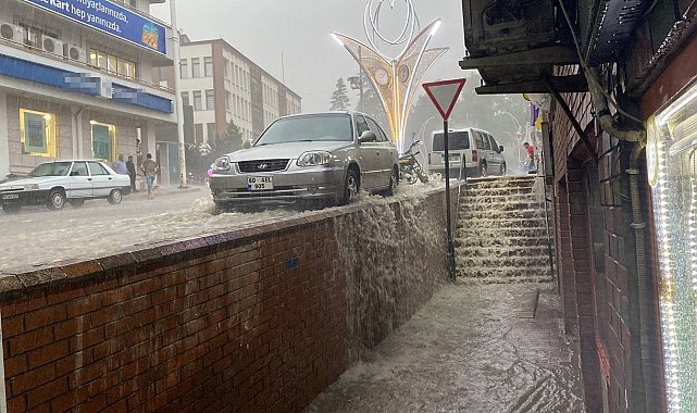 Tokat&#039;ta yollar nehre döndü, ceviz büyüklüğünde dolu yağdı