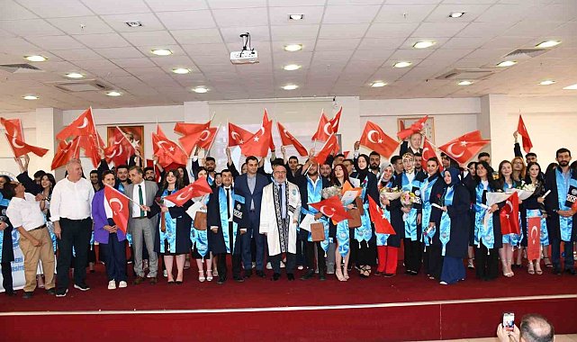 Tomarza Mustafa Akıncıoğlu Meslek Yüksekokulu&#039;nda mezuniyet coşkusu