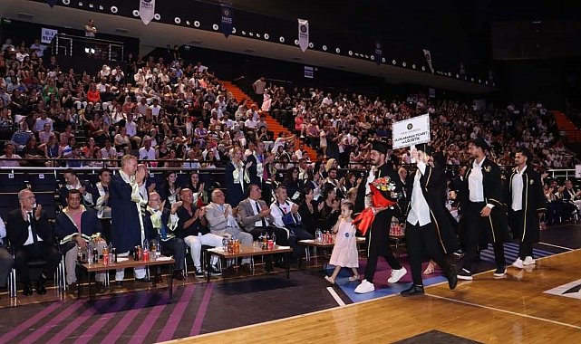 Toros Üniversitesi'nde mezuniyet coşkusu