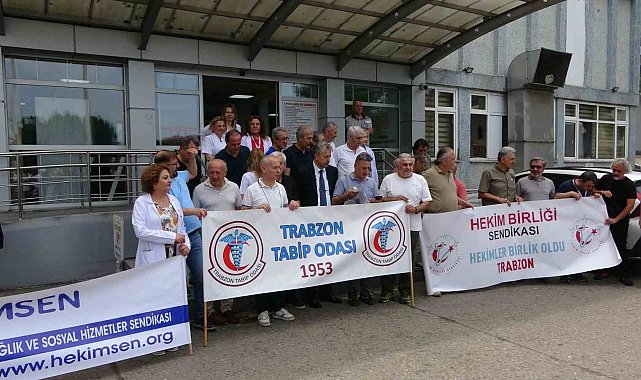Trabzon'da doktora darp olayına tepki gösterdiler