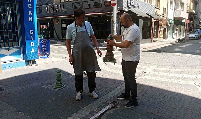 Trafiğe kapalı olmasına rağmen her çeşit aracın işgal ettiği sokaktaki esnaf kendi çözümünü üretti