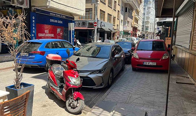 Trafiğe kapalı sokağı motosikletlerden sonra şimdi de otomobiller işgal etti