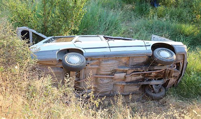 Turgutlu'da şarampole yuvarlanan araçtaki 3 kişi yaralandı