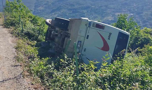 Türkeli'de servis otobüsü devrildi