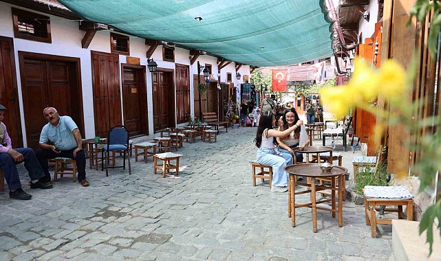 Türkiye'ye örnek oldu, bu sokak kadınların el emeğiyle canlandı