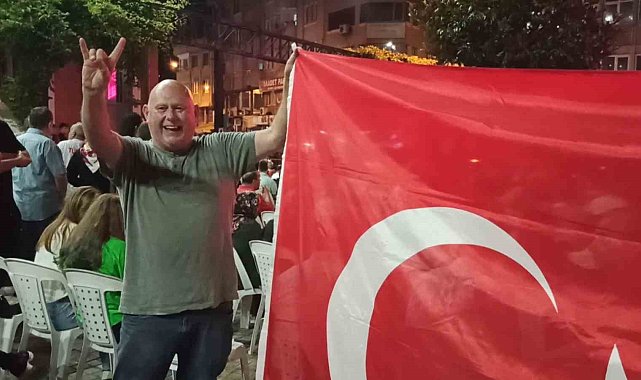 Türkiye'yi destekleyen Alman taraftardan bozkurt işareti