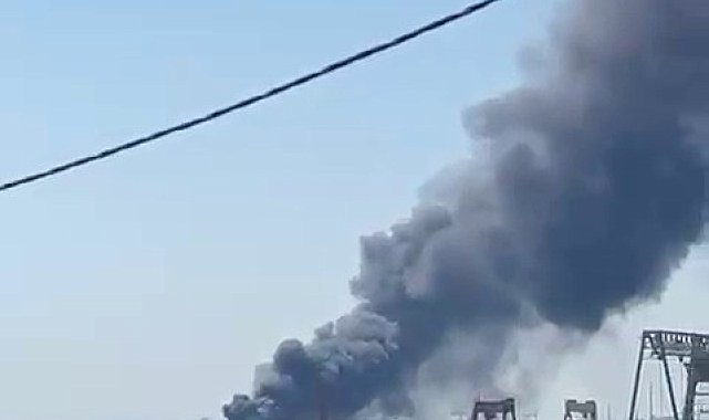 Tuzla'da bulunan yat imalathanesinde yangın çıktı. Olay yerine çok sayıda itfaiye ekibi sevk edildi.