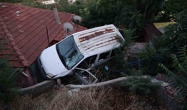Tuzla'da yokuşta kayan araç gecekondunun üzerine düştü