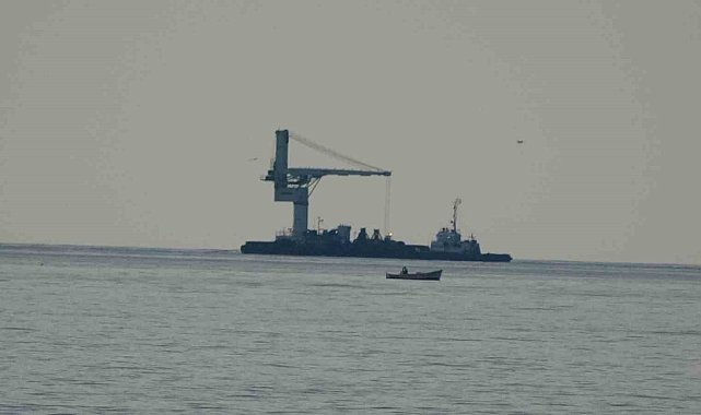 Ukrayna bandıralı römorkör ve vinç platformu Trabzon açıklarında böyle görüntülendi