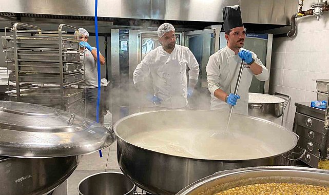 Ümraniye'de aşure kazanları kaynamaya başladı