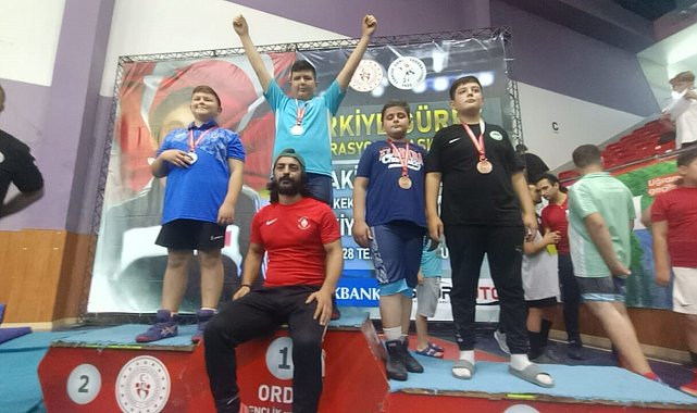 Ümraniye'nin Güreş Yıldızları'ndan çifte başarı