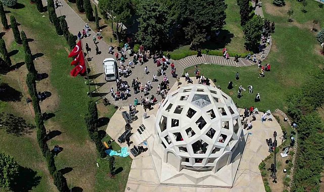 Üsküdar 15 Temmuz Şehitler Anıtı'na ziyarete gelenler havadan görüntülendi