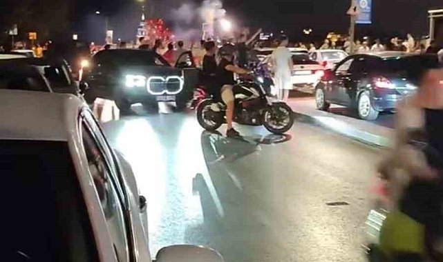 Üsküdar'da asker eğlencesi yapan şahıslar yolu trafiğe kapattı