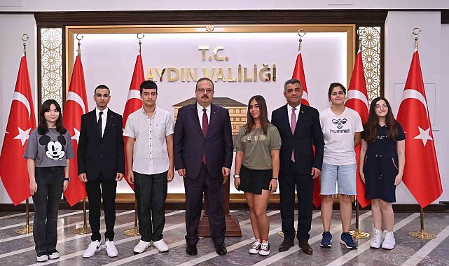 Vali Canbolat, LGS'de tam puan alan öğrencileri ağırladı