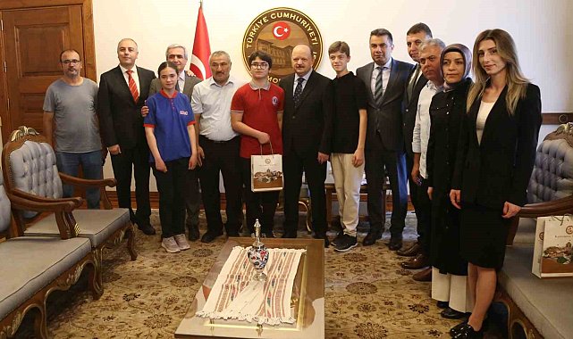 Vali Dallı, LGS'de Türkiye birincisi olan öğrencileri kabul etti