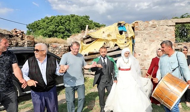 Vali Polat düğünde halay çekti