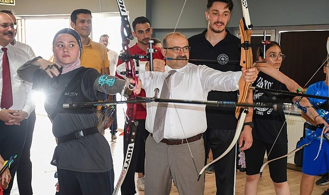Vali Ustaoğlu, genç sporcularla spor yaptı