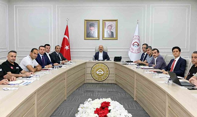 Vali yardımcılarıyla haftalık değerlendirme toplantısı