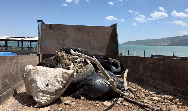 Van Gölü'nden yaklaşık 20 ton çöp çıkarıldı