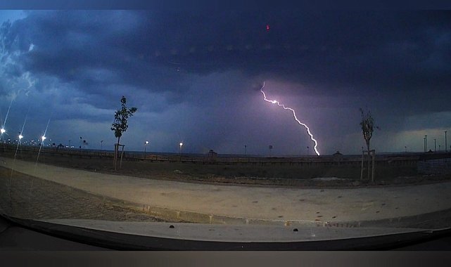 Van&#039;da geceyi aydınlatan şimşekler görsel şölen oluşturdu