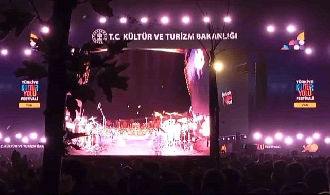 Van&#039;da şarkıcı Bengü&#039;nün konserinde pet şişe fırlatıldı