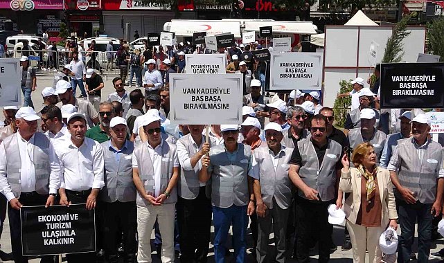 Van'da yetersiz uçak seferleri için yürüyüş yapıldı