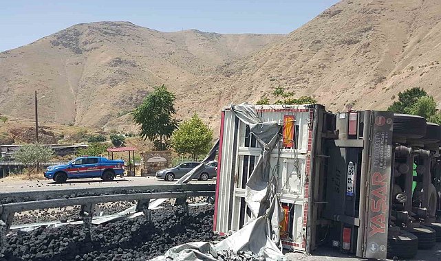 Virajı alamayan kömür yüklü kamyon devrildi: 1 yaralı