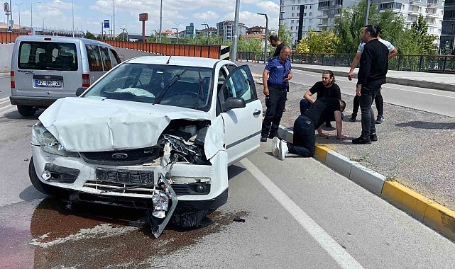 Virajı alamayan otomobil karşı şeride geçti
