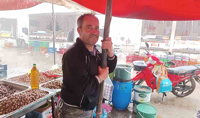 Yağışa hazırlıksız yakalanan pazarcı esnafı zor anlar yaşadı