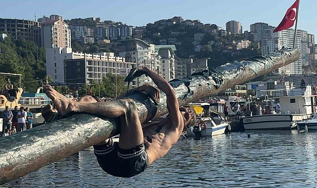 Yağlı direk yarışları nefesleri kesti, büyük ödülü kimse alamadı