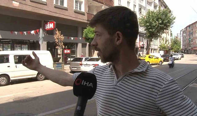 Yağmurun şiddetini çekerken az kalsın motokuryenin öldüğü kazayı çekecekti