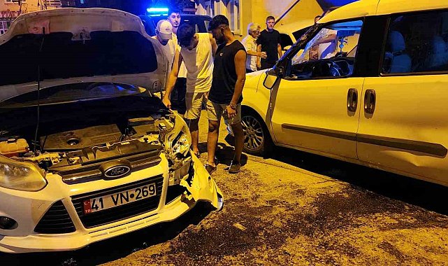 Yalova'da kontrolden çıkan hafif ticari araç 2 otomobile çarptı