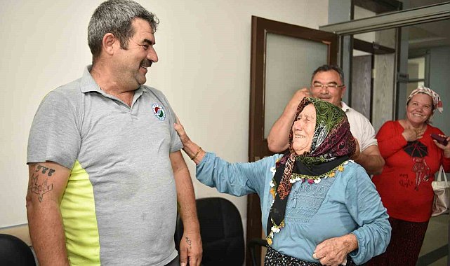 Yaşlı kadının kaybettiği altınları bulup onu sevinç gözyaşlarına boğan personele altın ödülü