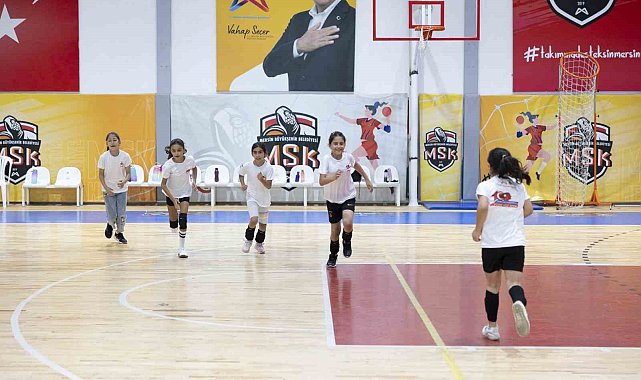 Yaz kurslarında geleceğin voleybolcuları yetişiyor