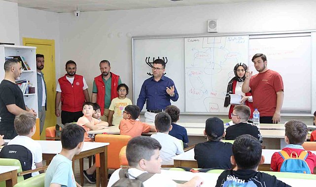 Yazıcı, Gençlik Merkezi kurslarında öğrencilerle bir araya geldi